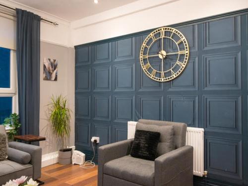 Stylish 2BD Near O2 WIFI Sleeps 6 - image 5