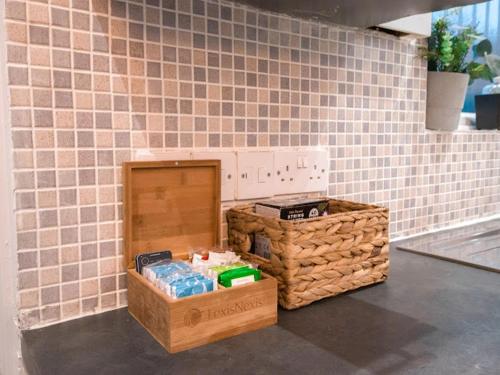 Stylish 2BD Near O2 WIFI Sleeps 6 - image 8