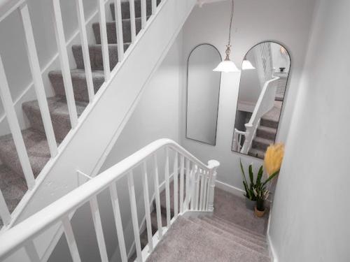 Stylish 2BD Near O2 WIFI Sleeps 6