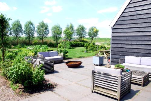 Bed In Waterland - image 9