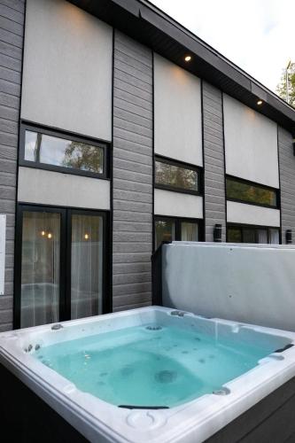 Spa - Lake access - Absolute Comfort - L'Herisson in Chertsey (QC)