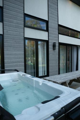 Spa - Lake access - Absolute Comfort - L'Herisson in Chertsey (QC)