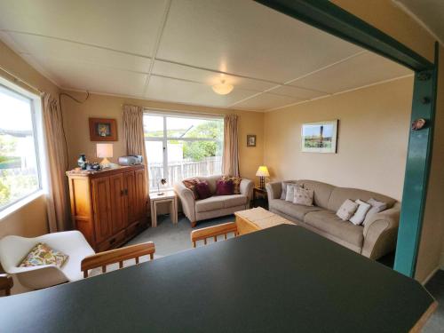 Esplanade Escape Classic Coastal Cottage in Kaka Point