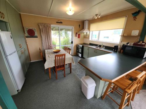 Esplanade Escape Classic Coastal Cottage in Kaka Point