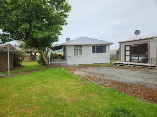 Esplanade Escape Classic Coastal Cottage in Kaka Point
