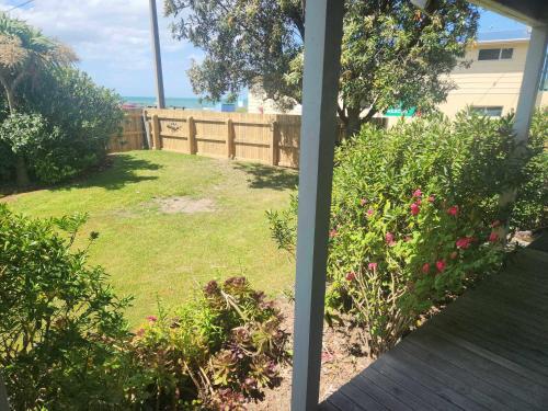 Esplanade Escape Classic Coastal Cottage in Kaka Point