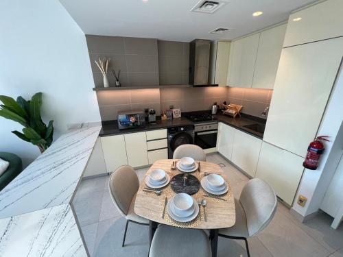 Modern 2-BR Apartment with Stunning Marina Views - image 6