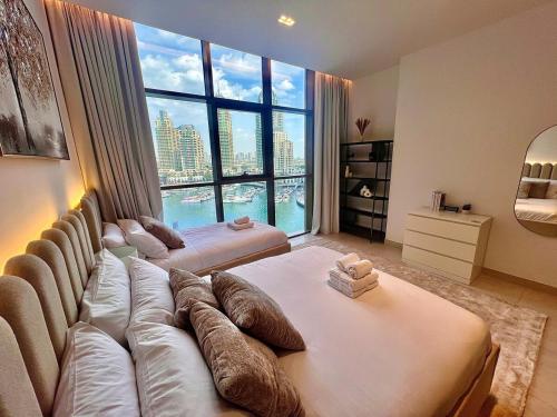 Modern 2-BR Apartment with Stunning Marina Views - image 9