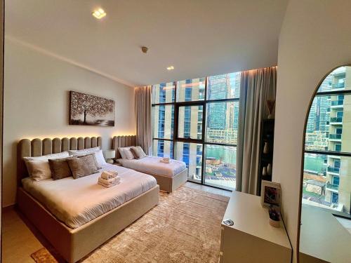 Modern 2-BR Apartment with Stunning Marina Views - image 8