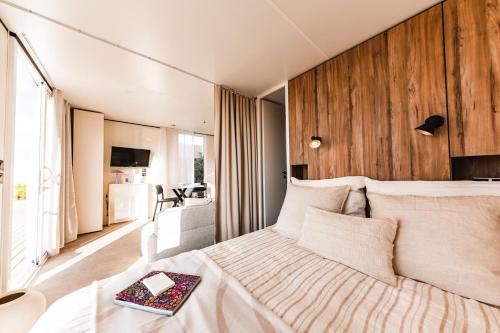 1 queen bed, 1 sofa bed