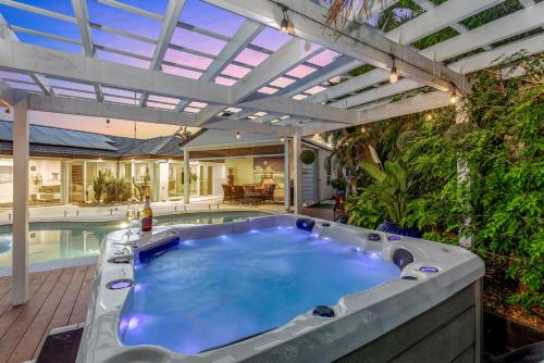 Luxury Mooloolaba Retreat with Spa & Pool, Mooloolaba