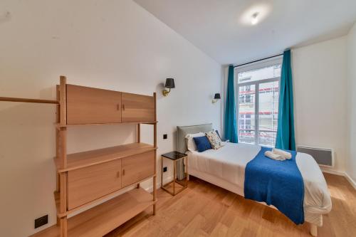 UrbanFlat 98 - Large Apartment in the center of Paris - image 14