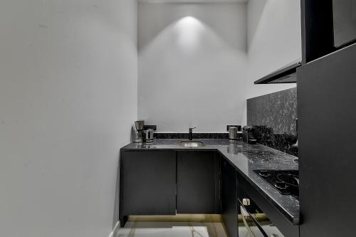 UrbanFlat 98 - Large Apartment in the center of Paris - image 4