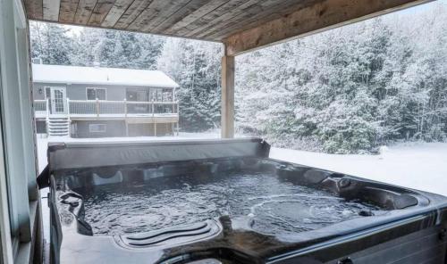 Lake - Spa - Pool Table - Chalet Ookpik in Mansonville (QC)