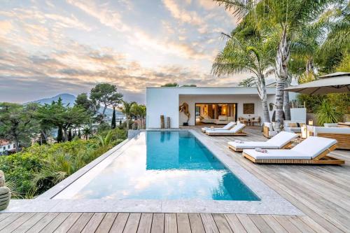 Contemporary Villa With Hillside Views