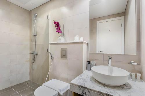 Modern Luxury Stylish 2BR Near Downtown Aykon C - image 9