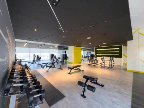 Modern Luxury Stylish 2BR Near Downtown Aykon C - image 2