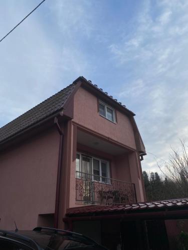 Котедж біля санаторію Сонячне Закарпаття in Yakivs'ke