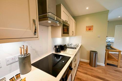 廚房, Bluebell Lodge 3 with Hot Tub in 紐頓斯圖華特
