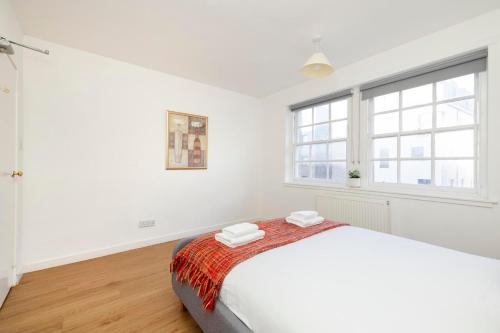 Edinburgh Central 2-Bedroom Old Town Apartment on Royal Mile - Tap to explore photos