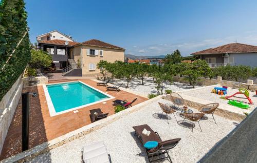 泳池, 3 Bedroom Stunning Apartment In Okrug Gornji in 歐克魯格 勾基