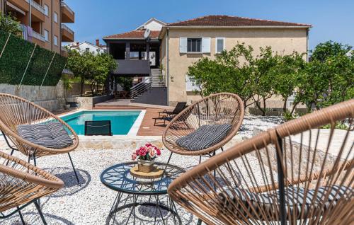 泳池, 3 Bedroom Stunning Apartment In Okrug Gornji in 歐克魯格 勾基