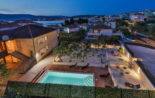 泳池, 3 Bedroom Stunning Apartment In Okrug Gornji in 歐克魯格 勾基