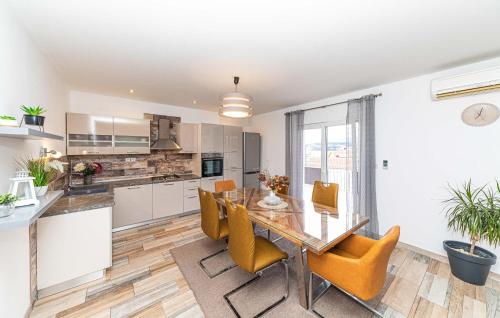 廚房, 3 Bedroom Stunning Apartment In Okrug Gornji in 歐克魯格 勾基