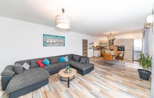 3 Bedroom Stunning Apartment In Okrug Gornji in 歐克魯格 勾基