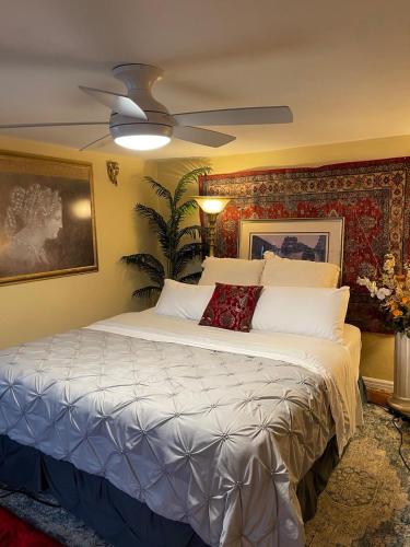 Cozy room in house at Airport & Highway, Сент-Луис