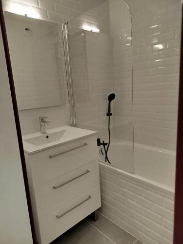 Fürdőszoba, Charmant appartement de montagne avec balcon in Lelex