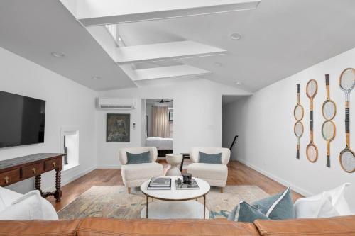 Létesítmények, Modern Loft | Parking Included, Walk to Downtown in Központi Belváros