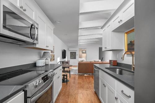 Létesítmények, Modern Loft | Parking Included, Walk to Downtown in Központi Belváros