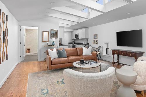 Létesítmények, Modern Loft | Parking Included, Walk to Downtown in Központi Belváros