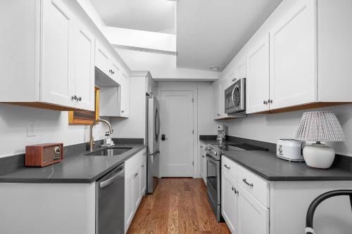 Létesítmények, Modern Loft | Parking Included, Walk to Downtown in Központi Belváros
