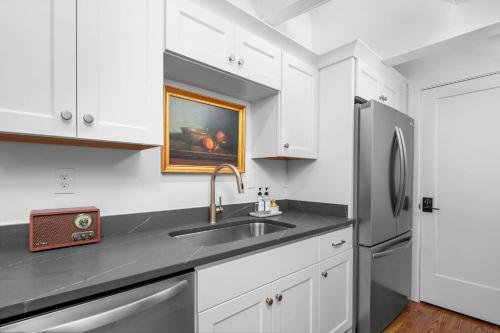 Létesítmények, Modern Loft | Parking Included, Walk to Downtown in Központi Belváros