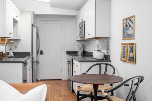 Létesítmények, Modern Loft | Parking Included, Walk to Downtown in Központi Belváros