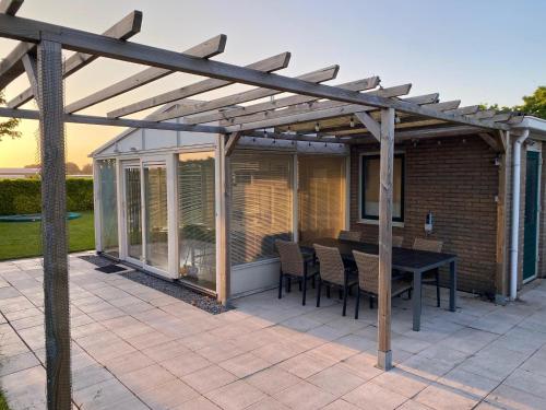 Зовнішній вигляд готелю, Sfeervolle vakantiewoning met grote tuin vlakbij Veerse Meer en Kamperland in Камперланд