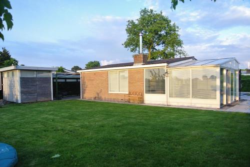 Зовнішній вигляд готелю, Sfeervolle vakantiewoning met grote tuin vlakbij Veerse Meer en Kamperland in Камперланд