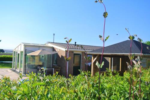 Зовнішній вигляд готелю, Sfeervolle vakantiewoning met grote tuin vlakbij Veerse Meer en Kamperland in Камперланд