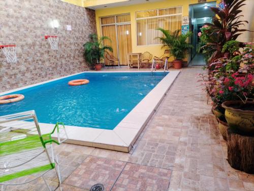 Segundo piso 202, balcón vista piscina Iquitos