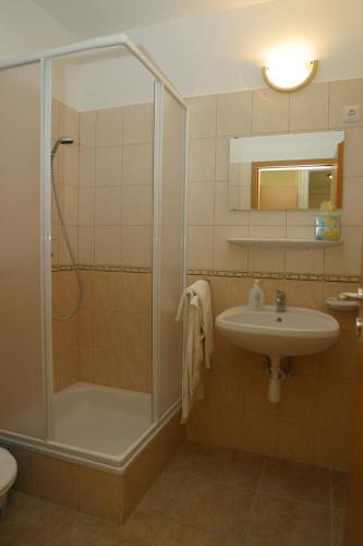 Bathroom, Afrodite Apartmanok in Eger