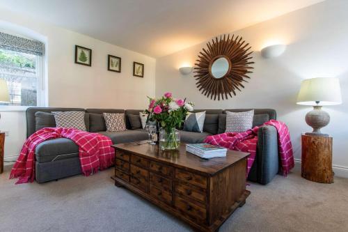 Charming 18th century cottage - central - parking – khách sạn tại Combe Down