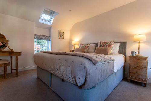 Charming 18th century cottage - central - parking in Combe Down