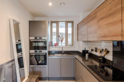 Vibrant Top Floor Apartment in Hackney Wick - image 8