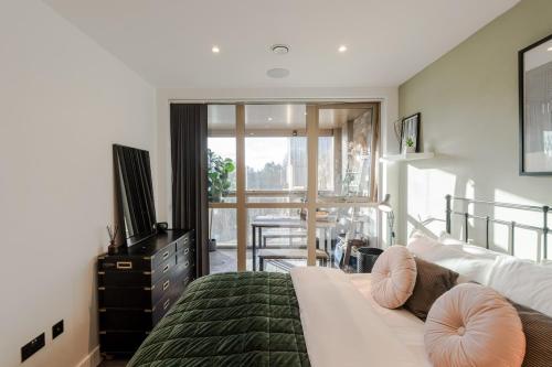 Vibrant Top Floor Apartment in Hackney Wick - image 7