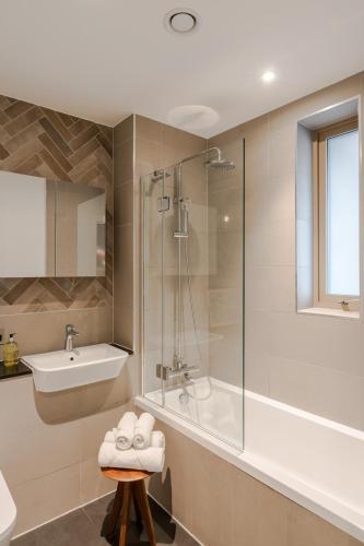 Vibrant Top Floor Apartment in Hackney Wick - image 13
