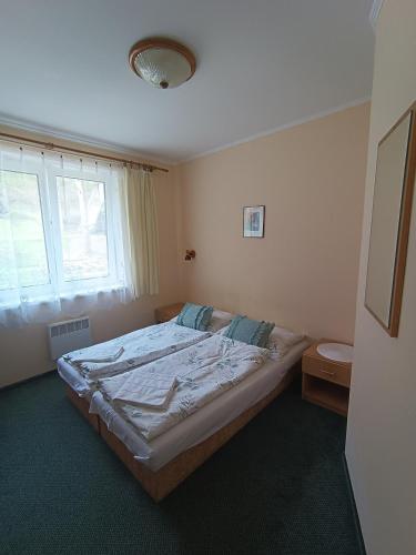 2 twin beds