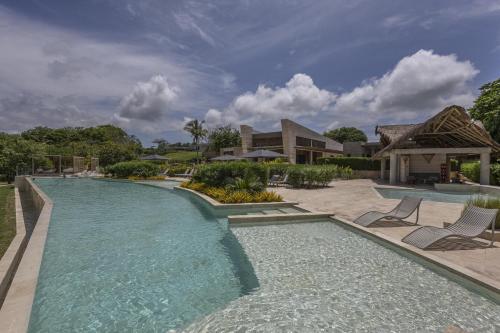 Modern apt with 2 BR BBQ and views