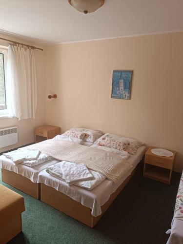 1 queen bed, 2 twin beds